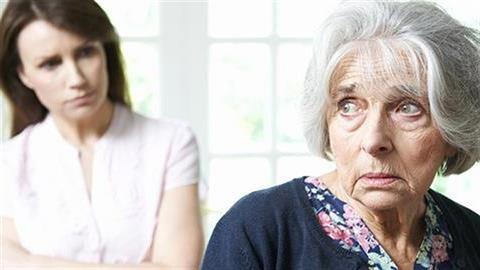 Νύφη χάκαρε την πεθερά της κι έστειλε τις ερωτικές της συνομιλίες στον πεθερό της