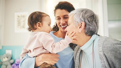 Η γιαγιά από τη μεριά της μαμάς φροντίζει καλύτερα τα εγγόνια της, σύμφωνα με νέα μελέτη