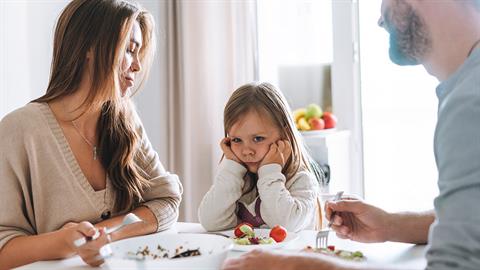 Τροφική νεοφοβία: μάθε γιατί το παιδί αρνείται να δοκιμάσει καινούργια φαγητά και πώς μπορείς να το βοηθήσεις