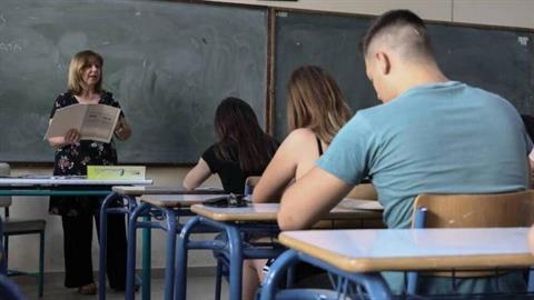 Οι μαθητές λυκείου προάγονται με κάτω από τη βάση στα βασικά μαθήματα!