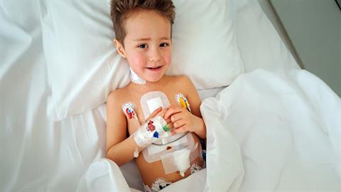 «Όταν ακούω τη λέξη γενναιότητα, σκέφτομαι αυτό το κορμάκι στο χειρουργείο ανοιχτής καρδιάς...»