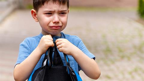 Το παιδί μου δεν θέλει να πηγαίνει σχολείο. Πώς μπορώ να το βοηθήσω να ξεπεράσει αυτή την άρνηση;