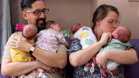 Πήγαινε για το 3ο και γέννησε... πανομοιότυπα τετράδυμα!