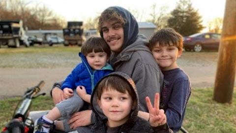 23χρονος υιοθέτησε τα 3 μικρότερα αδέρφια του μετά τον ξαφνικό θάνατο των γονιών τους 