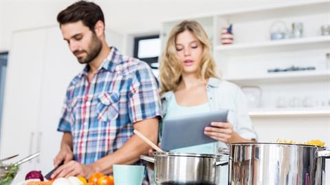 10 σημάδια ότι έχεις μια ζηλευτή σχέση - ακόμα κι αν εσύ δεν το βλέπεις