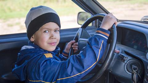 7χρονος πήρε κρυφά το αμάξι της μαμάς του για να πάει βόλτα την 4χρονη αδερφή του!