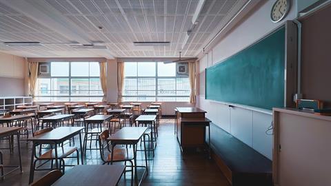 Αχαΐα: γυμνασιάρχισσα βάζει τους μαθητές να ζητούν συγγνώμη γονατιστοί 