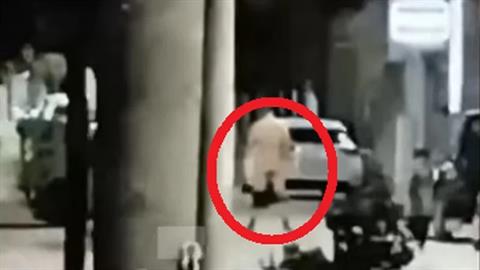 Λάρισα: άκουγε μουσική και έπινε το ποτάκι του ολόγυμνος στη μέση του δρόμου!