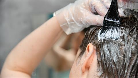 Βάψιμο μαλλιών στο σπίτι; Ναι, αλλά μόνο αν ξέρεις αυτά τα 5 βασικά tips!