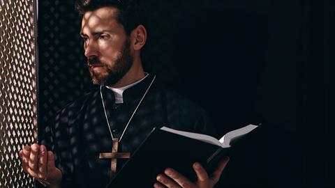 ΗΠΑ: οι ιερείς αναγκάζονται να «σπάνε» το απόρρητο της εξομολόγησης για παιδικές κακοποιήσεις