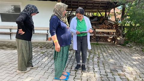 Η Τουρκία στη μάχη κατά της παχυσαρκίας: ζυγίζουν πολίτες στη μέση του δρόμου!