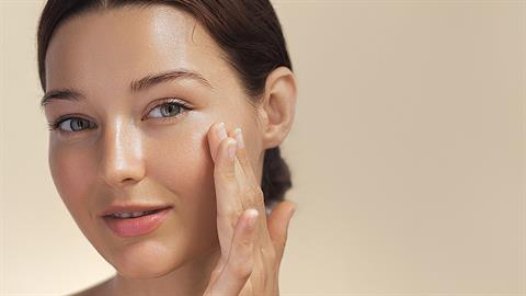 Αποχαιρετήστε μαύρα στίγματα και ουλές ακμής: Η δύναμη της ρετινόλης!