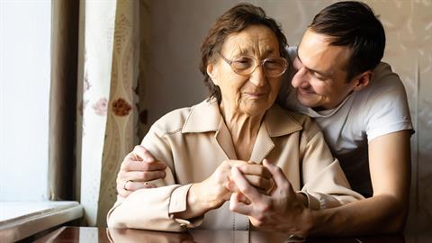 Οι αόρατοι άνθρωποι της 3ης ηλικίας: δεν χρειάζονται μόνο βοήθεια, αλλά και αξιοπρέπεια!