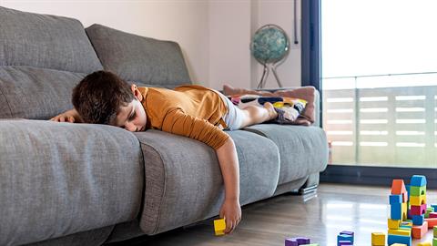 «Το παιδί μου βαριέται τα πάντα»: είναι φάση ή κάτι πιο σοβαρό;