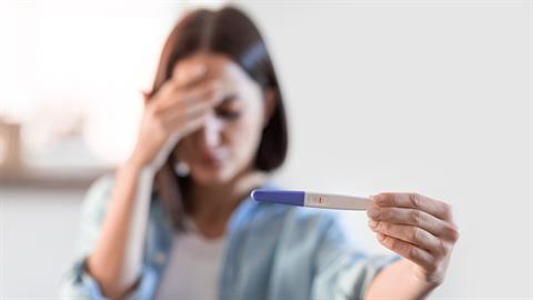 «Όλοι με ρωτάνε πότε θα γίνω μαμά, αλλά κανείς δεν σκέφτεται ότι δεν μπορώ να κάνω παιδιά»