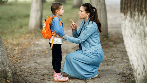 «Κακομοίρη μου, μην το μάθει ο πατέρας σου»: ένα αγκάθι της ελληνικής οικογένειας!