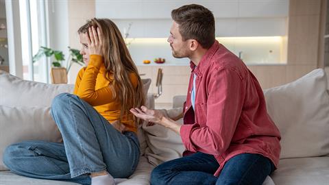 Αυτές είναι οι 6 «αθώες» συμπεριφορές που δείχνουν χειραγώγηση σε μια σχέση