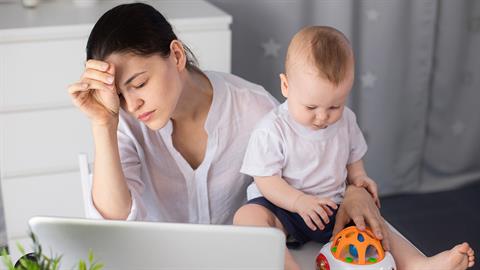 Μαμάδες σε burnout: πότε η κούραση δεν είναι απλά «μια δύσκολη μέρα»