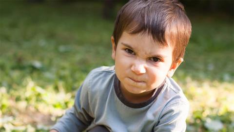 Είμαι χήρος και δεν μπορώ να αντιμετωπίσω τα ξεσπάσματα του 5χρονου γιου μου...