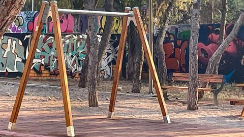 Ασυνείδητοι έκλεψαν τις κούνιες από παιδική χαρά στη Νίκαια!