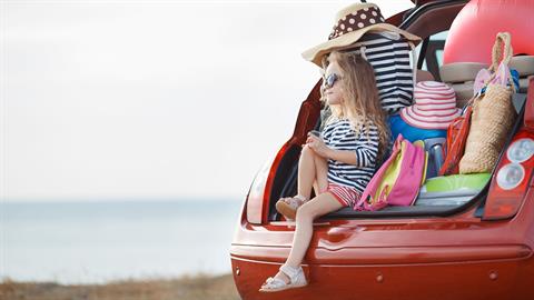 Το να πηγαίνεις παραλία με παιδιά, είναι σαν να κάνεις μετακόμιση με καύσωνα…