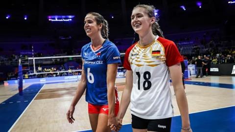 Διεθνές τουρνουά βόλεϊ: μαμά και κόρη έπαιξαν σε... αντίπαλες ομάδες!