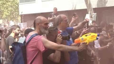 Υπερτουρισμός: οι Ισπανοί καταβρέχουν τους τουρίστες με νεροπίστολα!