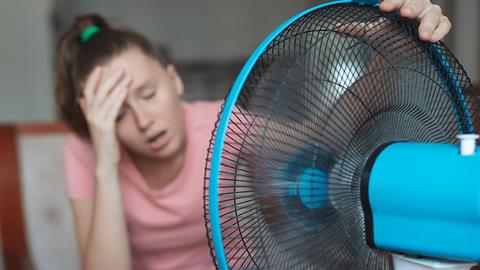 Καύσωνας στην πόλη: πώς να επιβιώσεις χωρίς air condition και χωρίς νεύρα