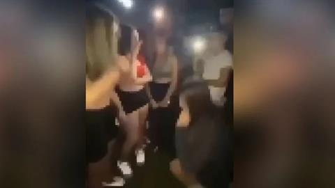 Ανήλικη χαστούκισε 16χρονη και την ανάγκασε να... γονατίσει μπροστά της! 