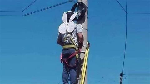 Η κόρη του έμαθε τι δουλειά κάνει και του έφτιαξε... φτερά για να τον προστατεύει!