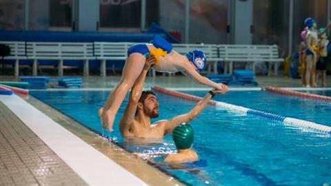 Γίνεται υποχρεωτικό το μάθημα κολύμβησης στο δημοτικό
