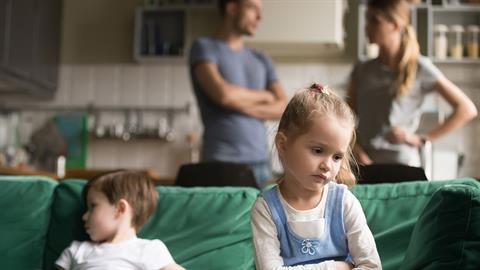 Η κόρη μου παραπονιέται ότι αγαπάω περισσότερο τον αδερφό της - τι κάνω λάθος;