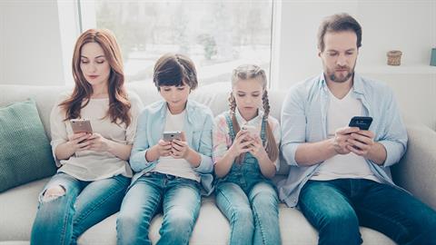 Γονείς και social media: μήπως εμείς είμαστε πιο «εθισμένοι» από τα παιδιά μας;