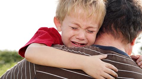 Πώς μπορώ να βάλω όρια στο παιδί μου χωρίς να με βλέπει σαν τον «κακό» γονιό;