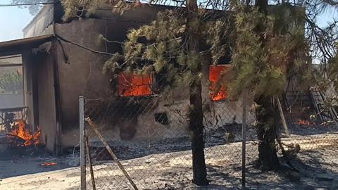 Εκτός ελέγχου η φωτιά στην Παλαιά Φώκαια - καίγονται σπίτια!