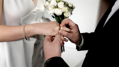 Ακυρώνονται δεκάδες γάμοι και βαφτίσεις επειδή οι ιερείς ήταν...απατεώνες!