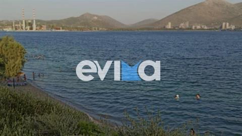 Αστυνομικός έσωσε μια μαμά και το κοριτσάκι της που παρασύρθηκαν από τα κύματα!