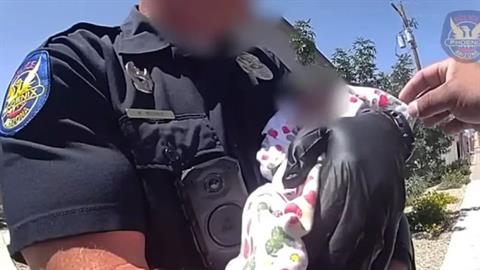 Αστυνομικοί έσωσαν νεογέννητο - βρισκόταν για μια εβδομάδα δίπλα στη νεκρή μαμά του!