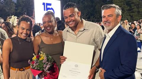 «Μάνα, το... πήρα!»: ο Ε. Καραλής πήρε το πτυχίο του και το αφιέρωσε στη μαμά του!