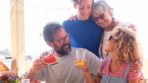 Αναγκαστικές διακοπές με τα πεθερικά: οδηγός επιβίωσης για… ήρεμες καταστάσεις