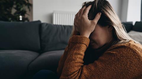 Μετά το διαζύγιο, είμαι θλιμμένη και με βλέπει η 9χρονη κόρη μου. Την επηρεάζει;