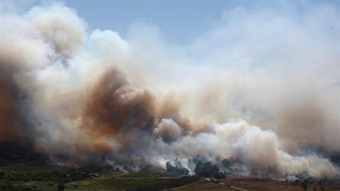 Ανεξέλεγκτη η φωτιά στη Ραφήνα: απειλούνται σπίτια - ποιοι δρόμοι έχουν κλείσει