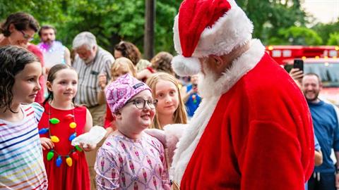 Ολόκληρη πόλη γιόρτασε τα Χριστούγεννα το... καλοκαίρι για 9χρονη με επιθετικό καρκίνο!