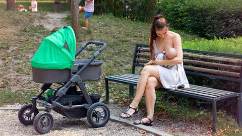 «Είναι το πρώτο μου καλοκαίρι με το μωρό και όχι, δεν είναι όλα ρόδινα!»