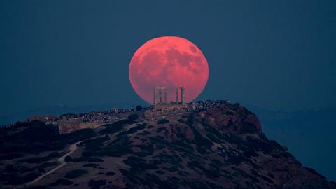 «Φεγγάρι του κόκκινου ελαφιού»: απόψε η εντυπωσιακή πανσέληνος του Ιουλίου!