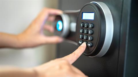 Μενίδι: ιδιοκτήτρια καταστήματος κλείδωσε τους... ληστές της στο χρηματοκιβώτιο! 