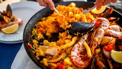 Παέγια με θαλασσινά, έτοιμη σε 30 λεπτά!