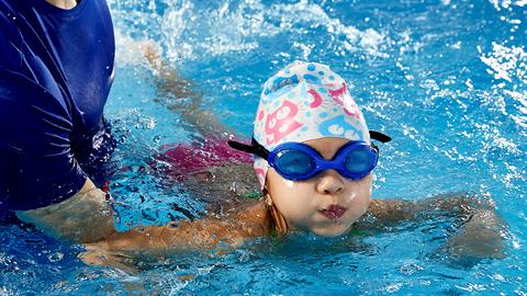 Υποχρεωτικό το μάθημα κολύμβησης στο δημοτικό: ήταν δίκαιο και έγινε πράξη