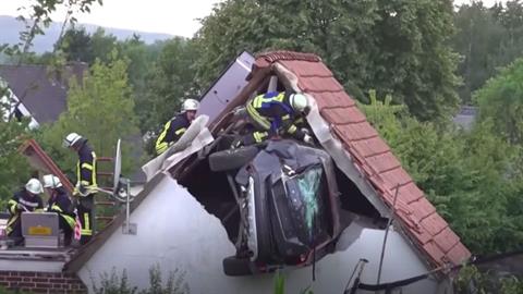 Γερμανία: αυτοκίνητο εξετράπη, χτύπησε παιδί σε τραμπολίνο και κατέληξε σε στέγη 