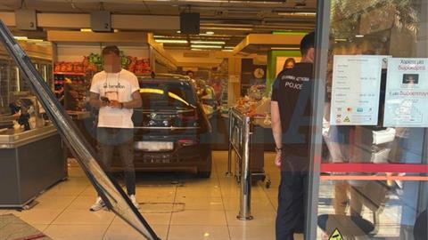 Νίκαια: αυτοκίνητο έπεσε σε σούπερ μάρκετ - τραυματίστηκαν 2 παιδιά και μια γυναίκα